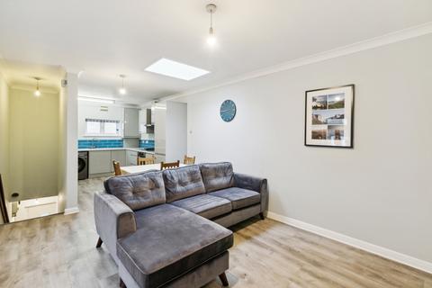 3 bedroom flat to rent, Wandsworth High Street, London