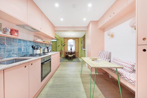 2 bedroom end of terrace house to rent, Cassland Road, Hackney