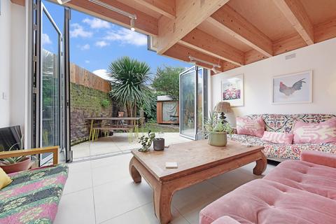 2 bedroom end of terrace house to rent, Cassland Road, Hackney