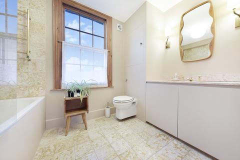 2 bedroom end of terrace house to rent, Cassland Road, Hackney
