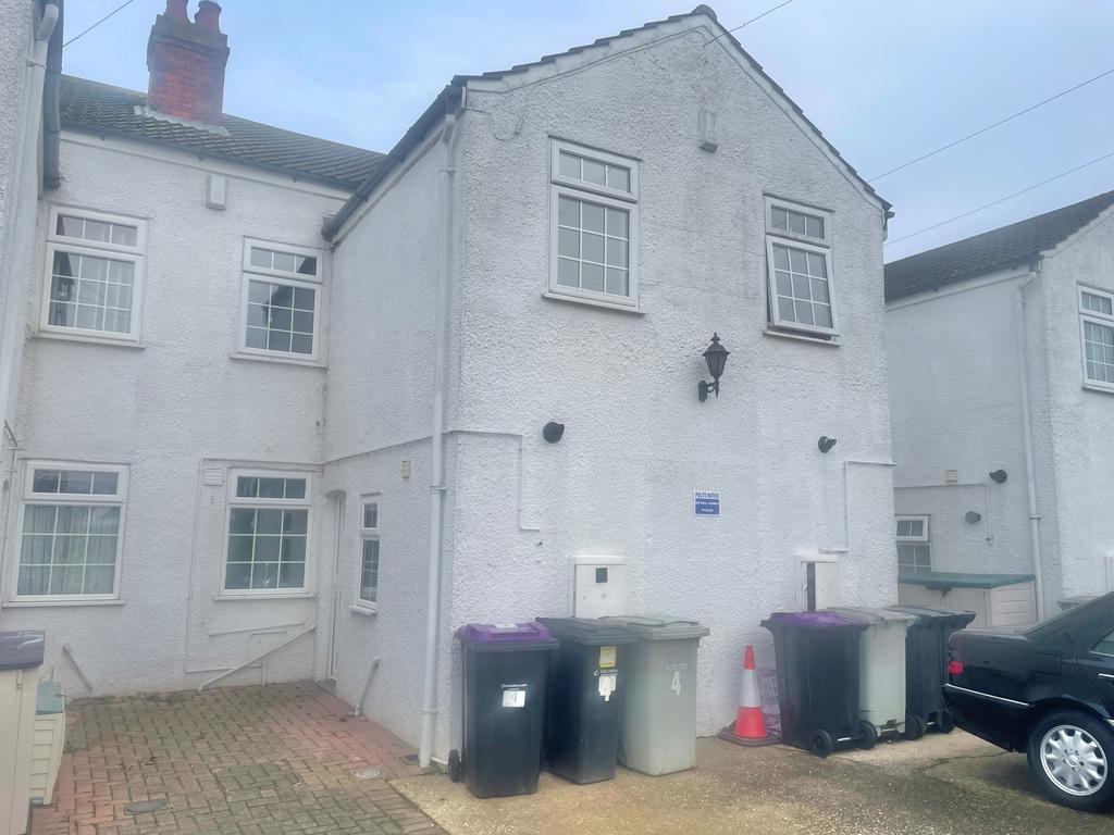 4 Old Roman Bank, Skegness PE25 2 bed semidetached house £650 pcm (£
