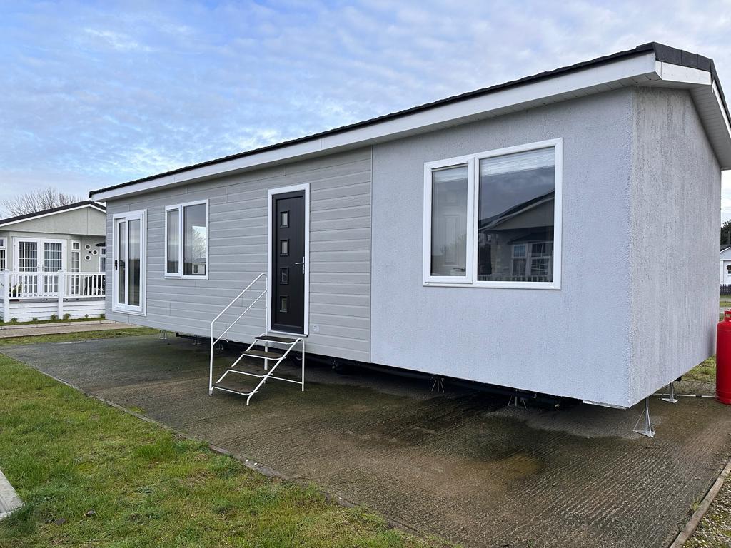Bury St. Edmunds, Suffolk, IP28 2 bed park home for sale £159,995