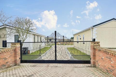 2 bedroom park home for sale, Bury St. Edmunds, Suffolk, IP28