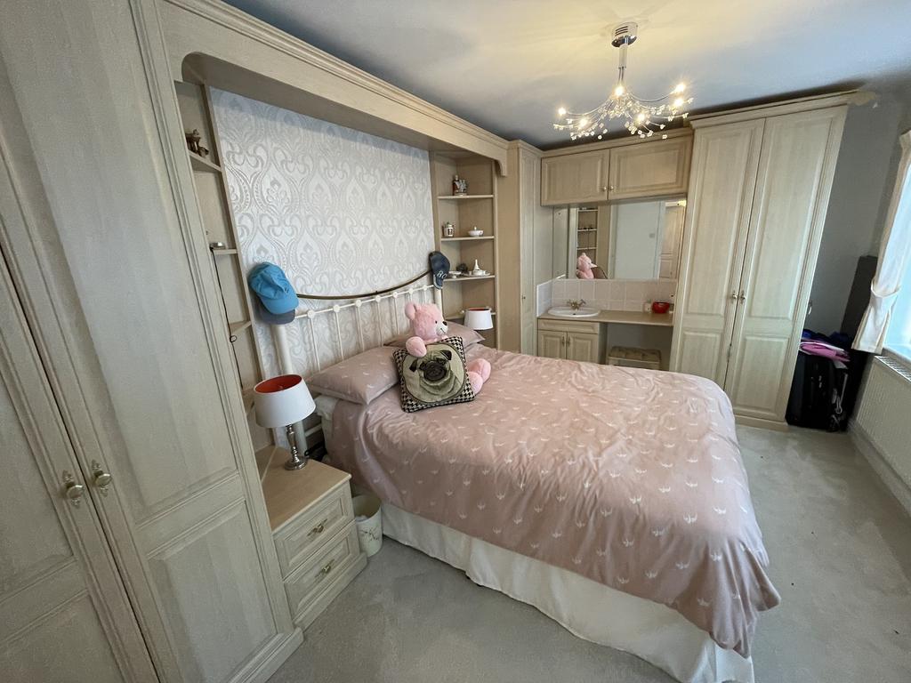 Guest suite with ensuite bathroom