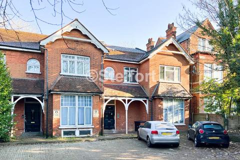 Studio to rent, Colney Hatch Lane, London, N10