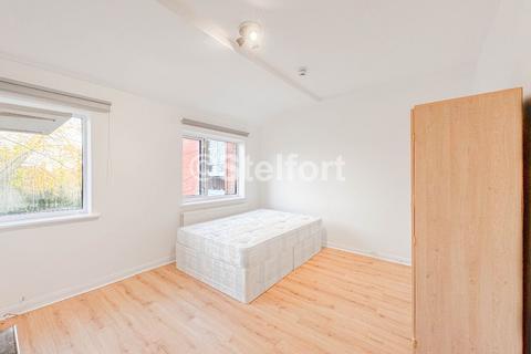 Studio to rent, Colney Hatch Lane, London, N10