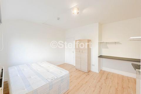 Studio to rent, Colney Hatch Lane, London, N10