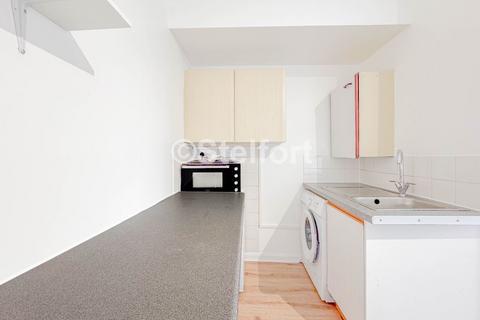 Studio to rent, Colney Hatch Lane, London, N10