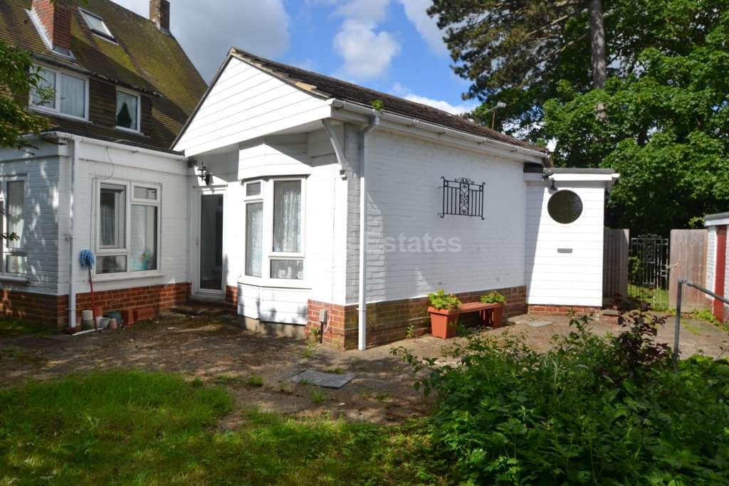Whitby Drive, Reading 2 bed bungalow £1,495 pcm (£345 pw)