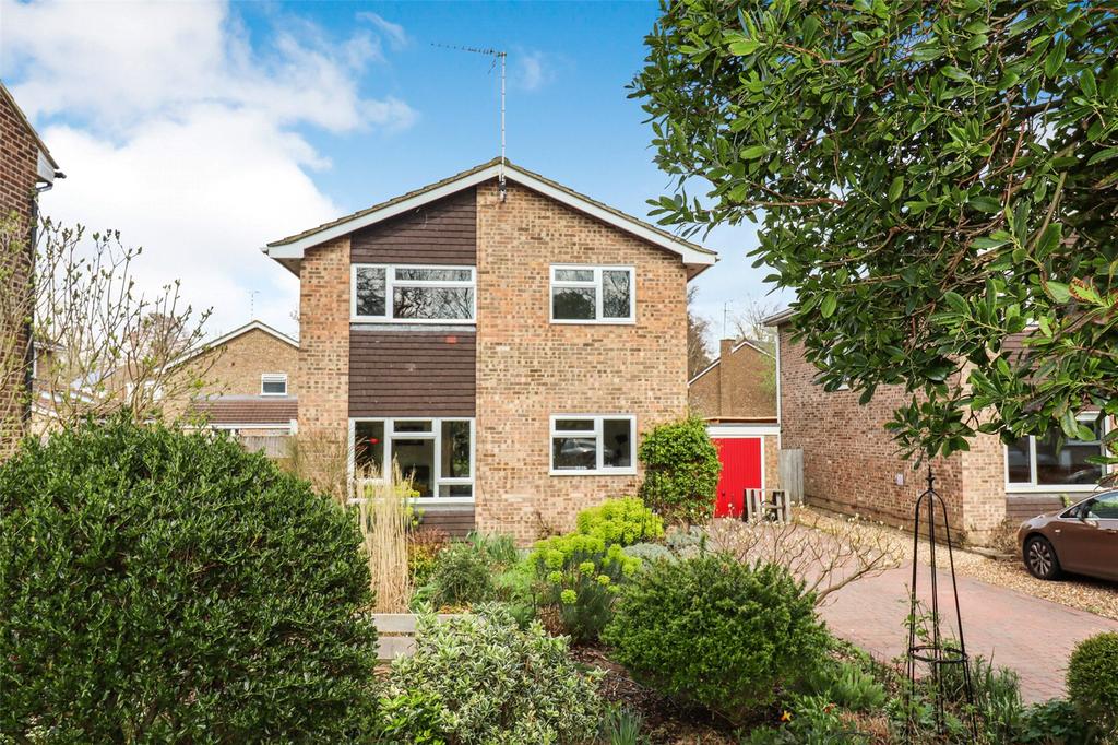 Tavistock Road, Hampshire GU51 4 bed detached house for sale £530,000