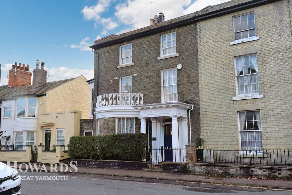 St Road, Great Yarmouth 5 bed end of terrace house for sale £