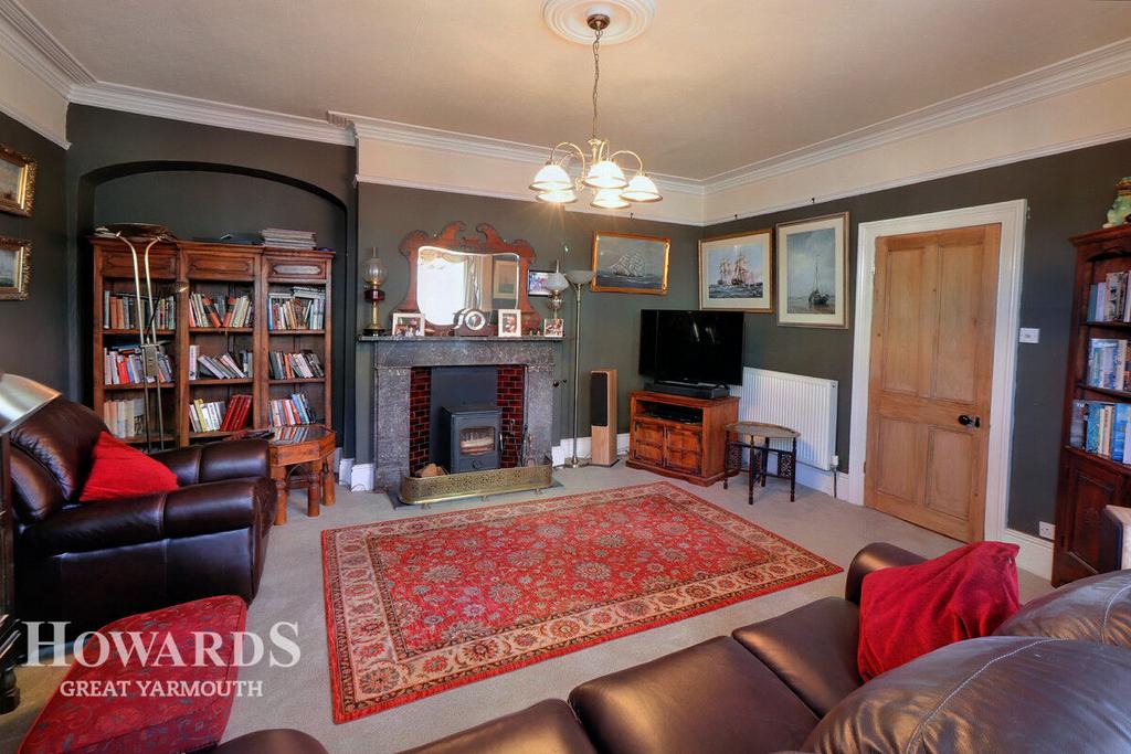 St Road, Great Yarmouth 5 bed end of terrace house for sale £