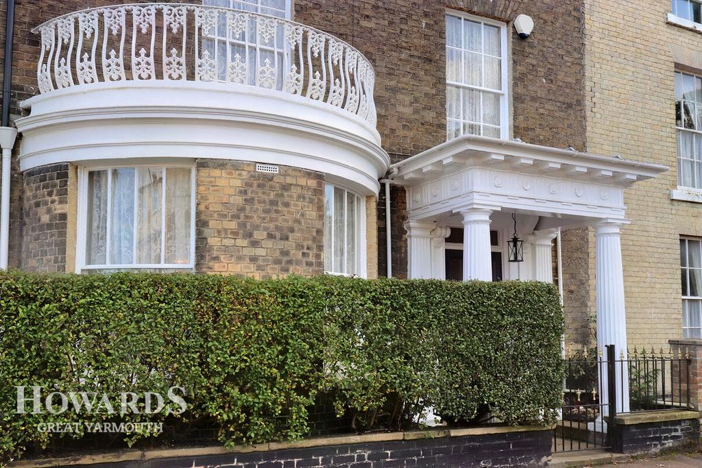 St Road, Great Yarmouth 5 bed end of terrace house for sale £