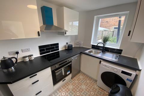 4 bedroom terraced house to rent, Queens Road, Beeston, NG9 2FF