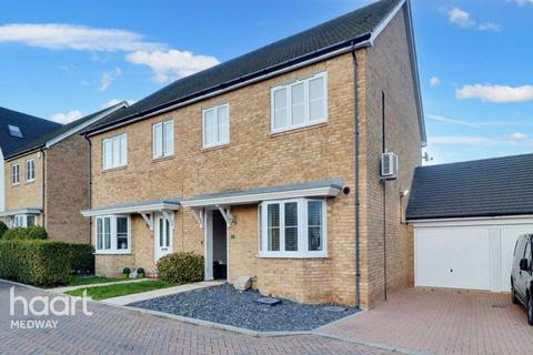 4 bedroom semi-detached house to rent, Clayhill Gardens, Rochester