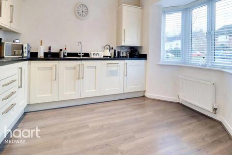 4 bedroom semi-detached house to rent, Clayhill Gardens, Rochester