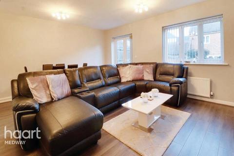 4 bedroom semi-detached house to rent, Clayhill Gardens, Rochester