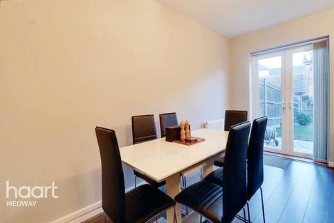 4 bedroom semi-detached house to rent, Clayhill Gardens, Rochester