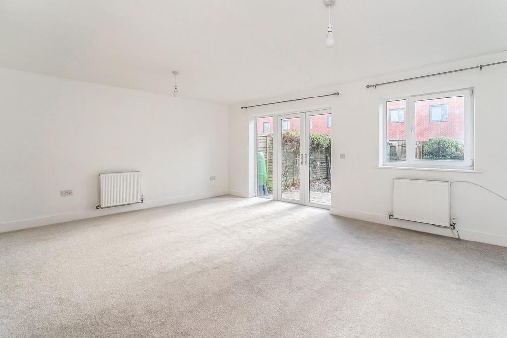 Lloyd Road, Chichester, 3 bed terraced house £1,450 pcm (£335 pw)