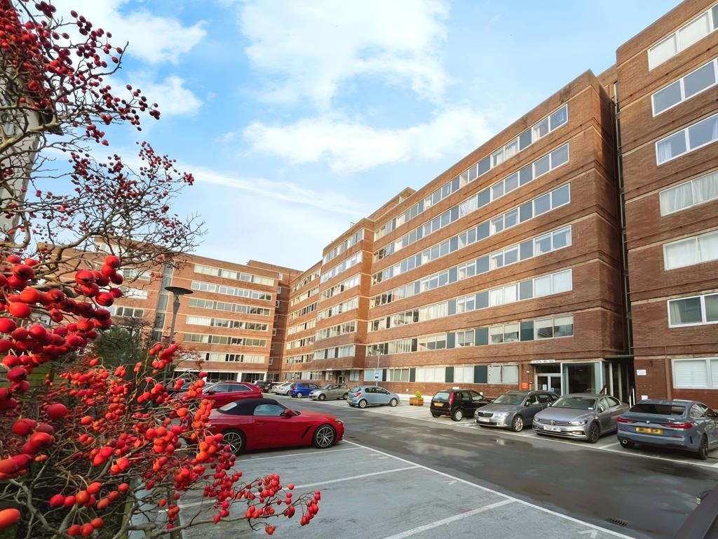 Ashdown, Eaton Road, Hove 3 bed apartment £1,650 pcm (£381 pw)