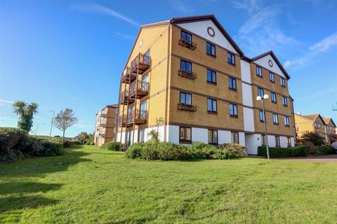 2 bedroom flat for sale - Westminster Court, Connaught Gardens East, Clacton-On-Sea CO15