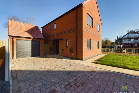 4 bedroom detached house for sale - 35 Ifton Green, St. Martins, Oswestry