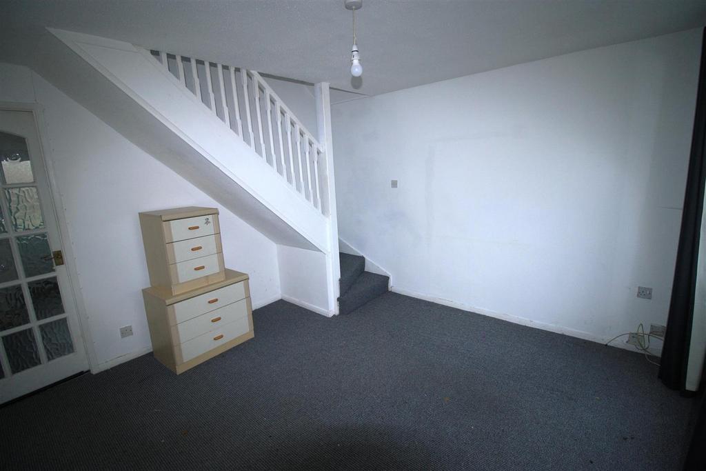 Donnington Close, Redditch 2 bed semidetached house to rent £875 pcm