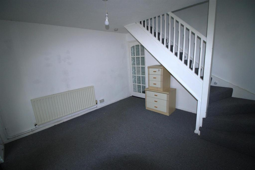 Donnington Close, Redditch 2 bed semidetached house to rent £875 pcm