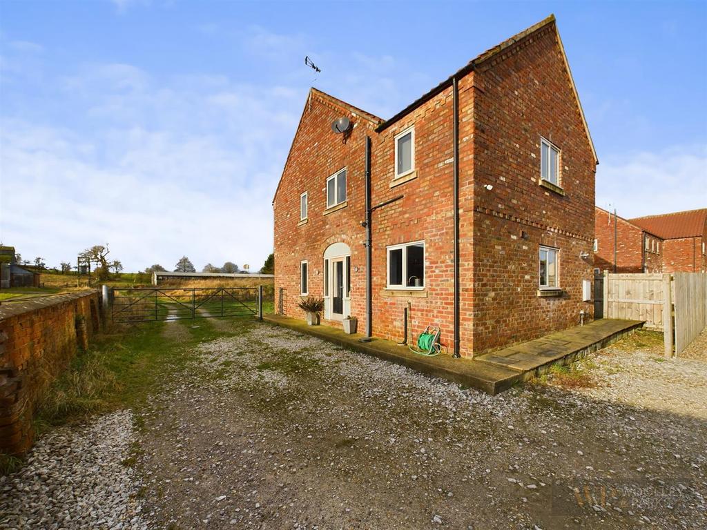 Manor Farm Court, Foxholes, Driffield 5 bed semidetached house £310,000