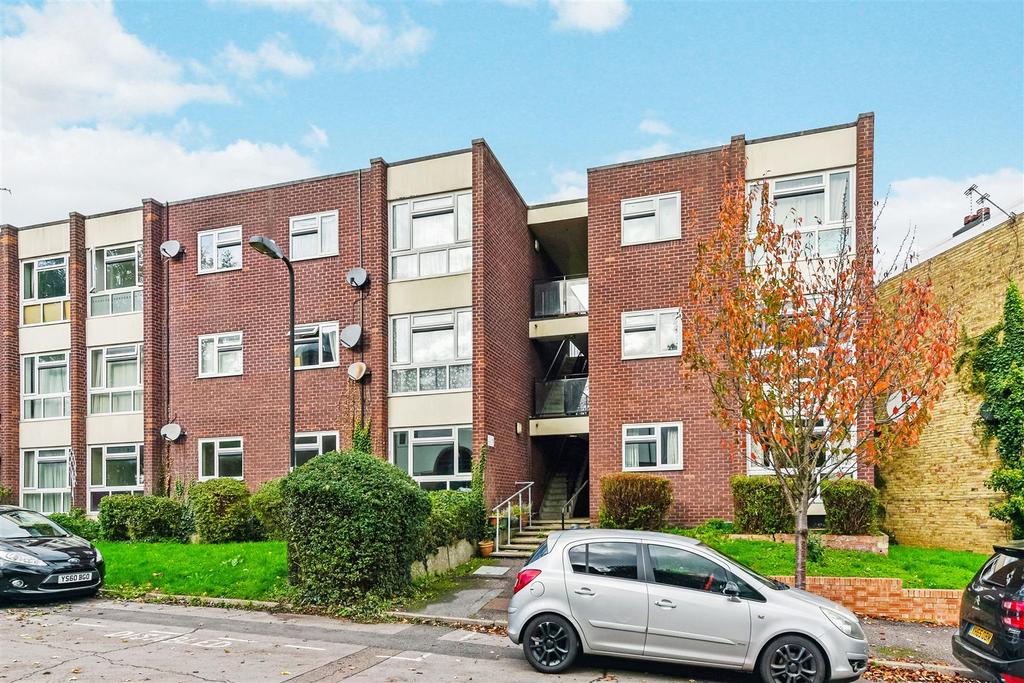 Beresford Road, North Chingford 1 bed flat £1,300 pcm (£300 pw)