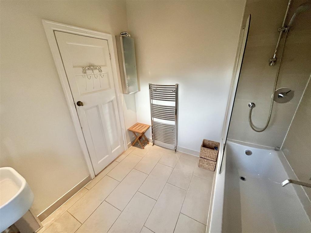 En Suite Bathroom Aspect 2