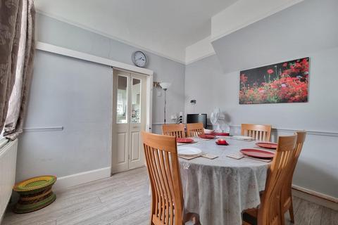 3 bedroom house for sale - Audley Gardens, Ilford