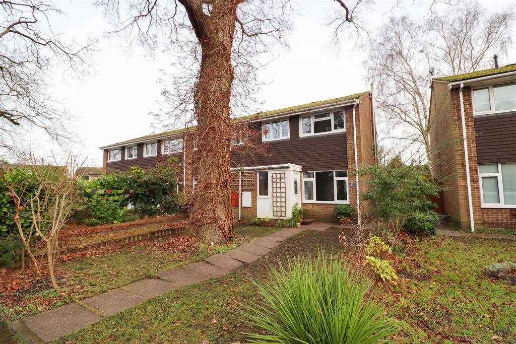 The Croft, Fleet GU51 3 bed end of terrace house for sale £350,000