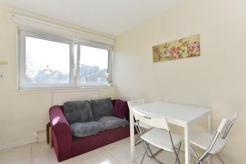 1 bedroom in a flat share to rent - Crefeld Close, Hammersmith, W6
