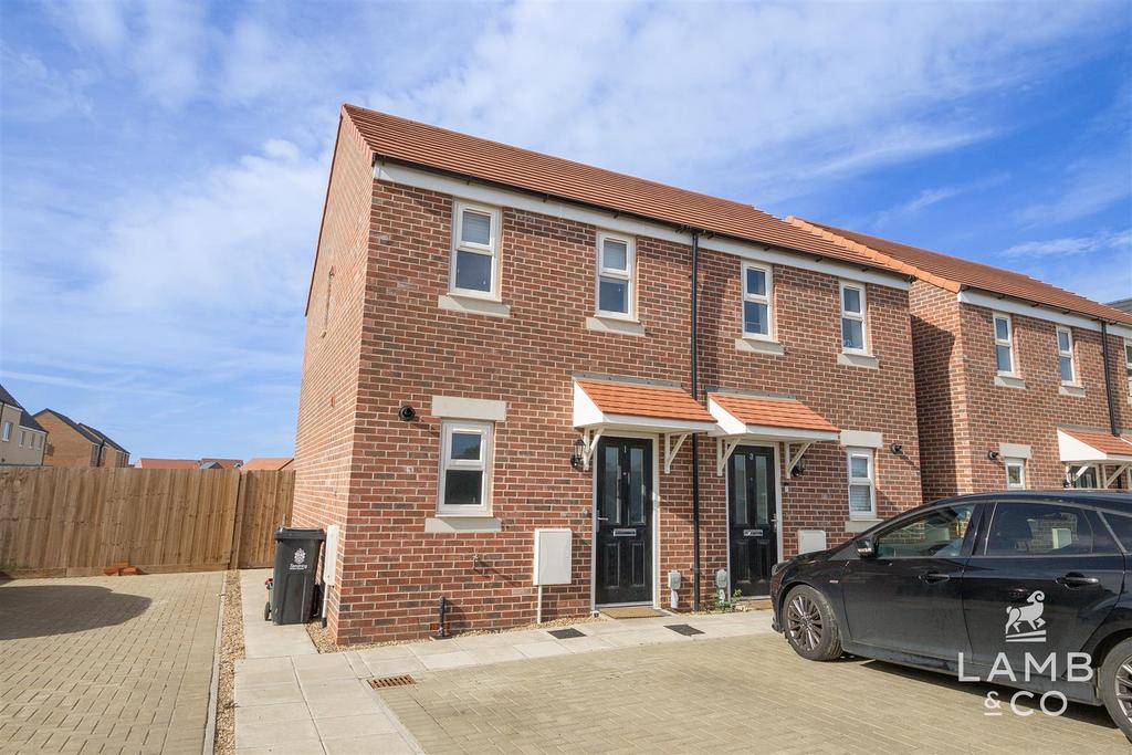 Pebble Drive, ClactonOnSea CO16 2 bed semidetached house £225,000