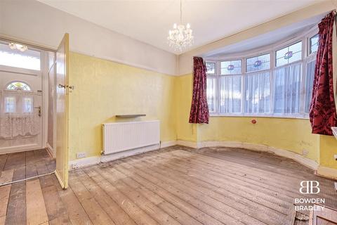 2 bedroom semi-detached bungalow for sale, Lime Grove, Hainault