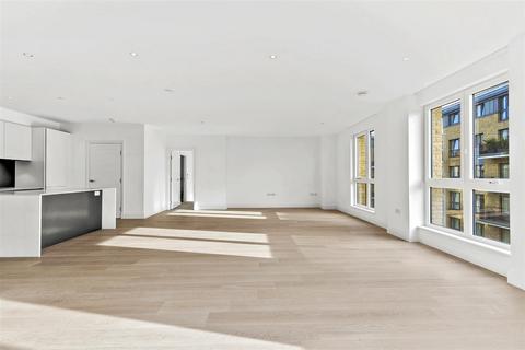 3 bedroom apartment to rent, Pinewood Gardens, Teddington