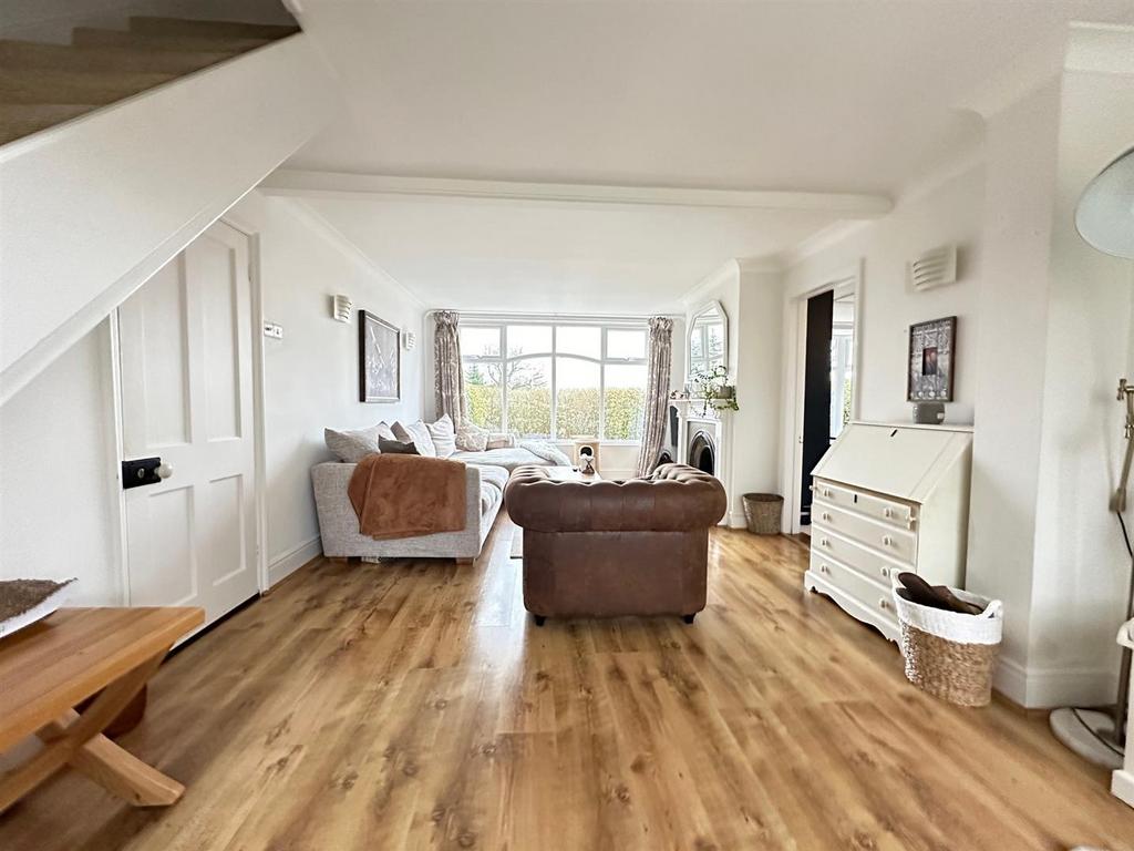 Risborough Road, Stoke Mandeville HP22 3 bed cottage for sale £595,000