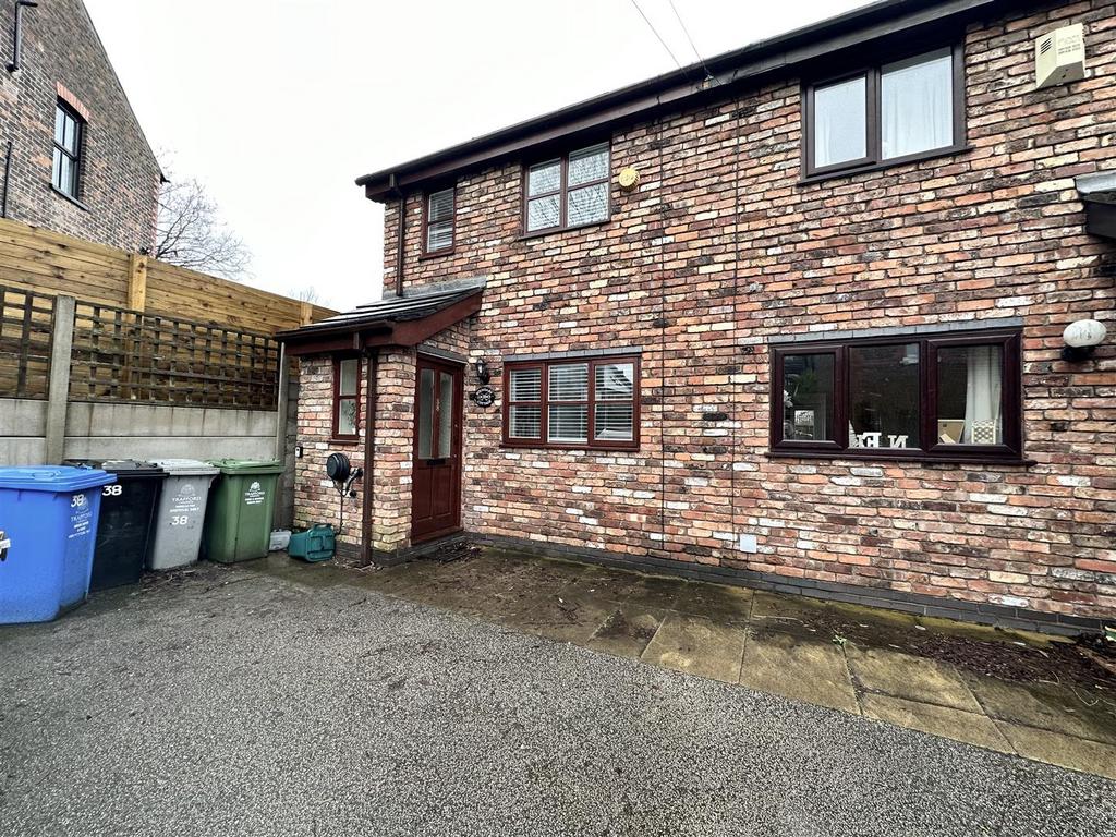 York Street, Altrincham 2 bed semidetached house £1,250 pcm (£288 pw)
