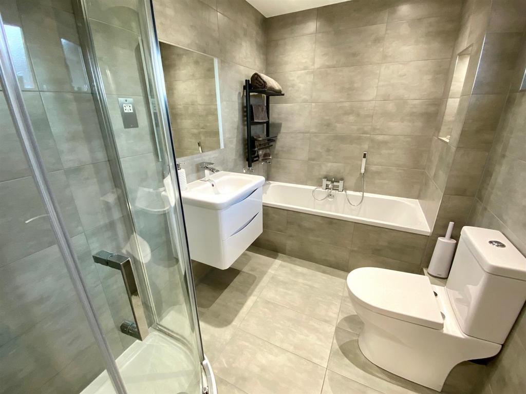 Crowlees gardens 3 ensuite to bed 2.jpg