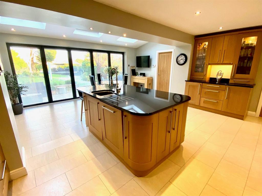 Crowlees gardens 3 kitchen 2.jpg