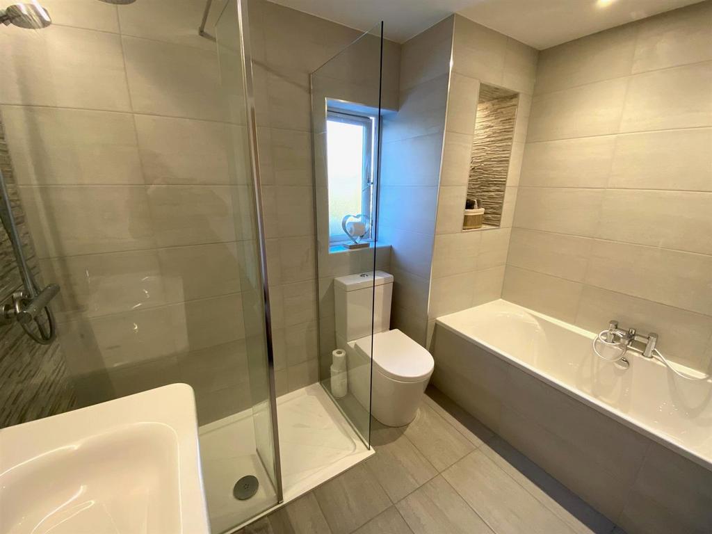 Crowlees gardens 3 house bathroom 2.jpg