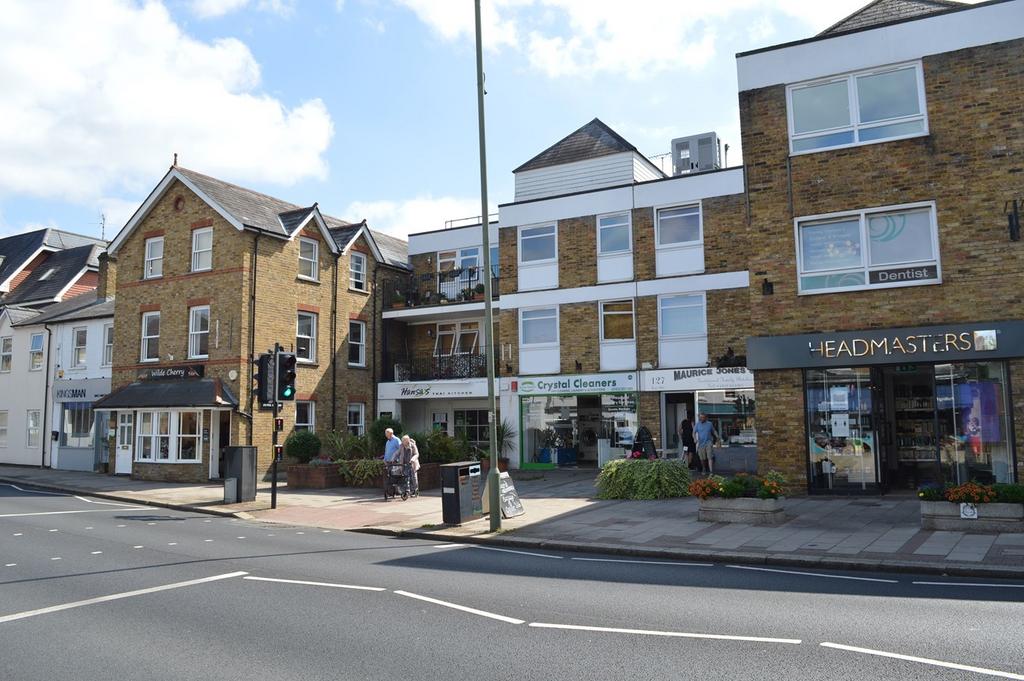 Oatlands Drive, Weybridge, KT13 2 bed apartment £1,250 pcm (£288 pw)