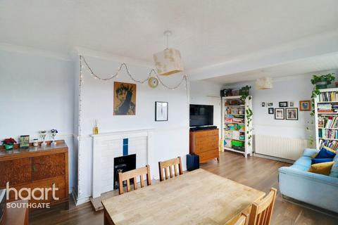 2 bedroom apartment for sale, Pine Road, London