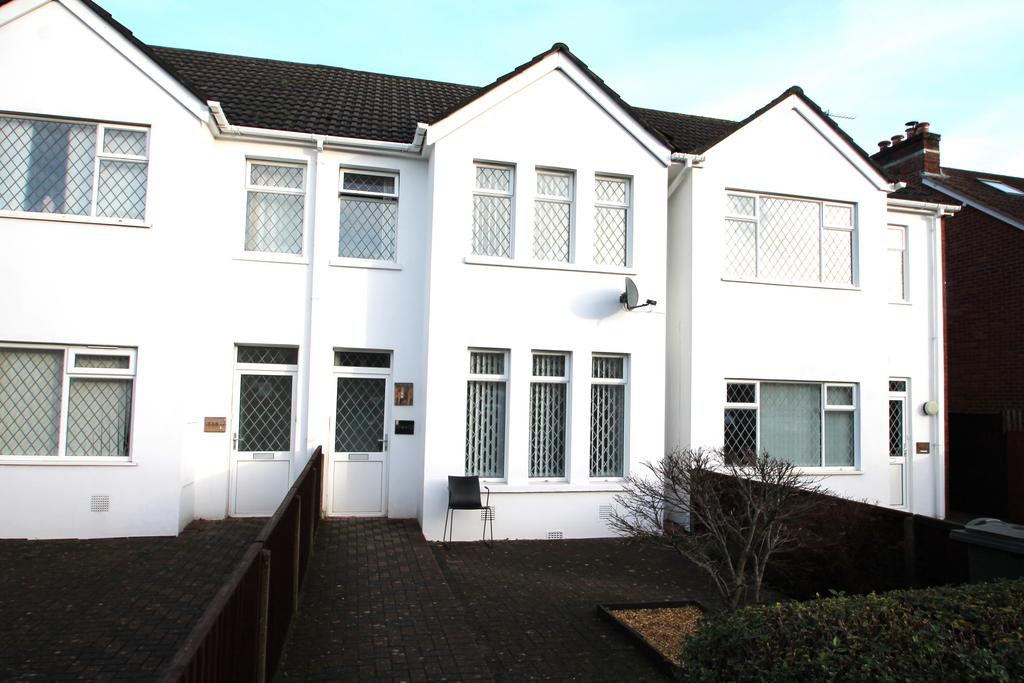 Ashley Rd Parkstone 1 bed ground floor flat to rent £895 pcm (£207 pw)