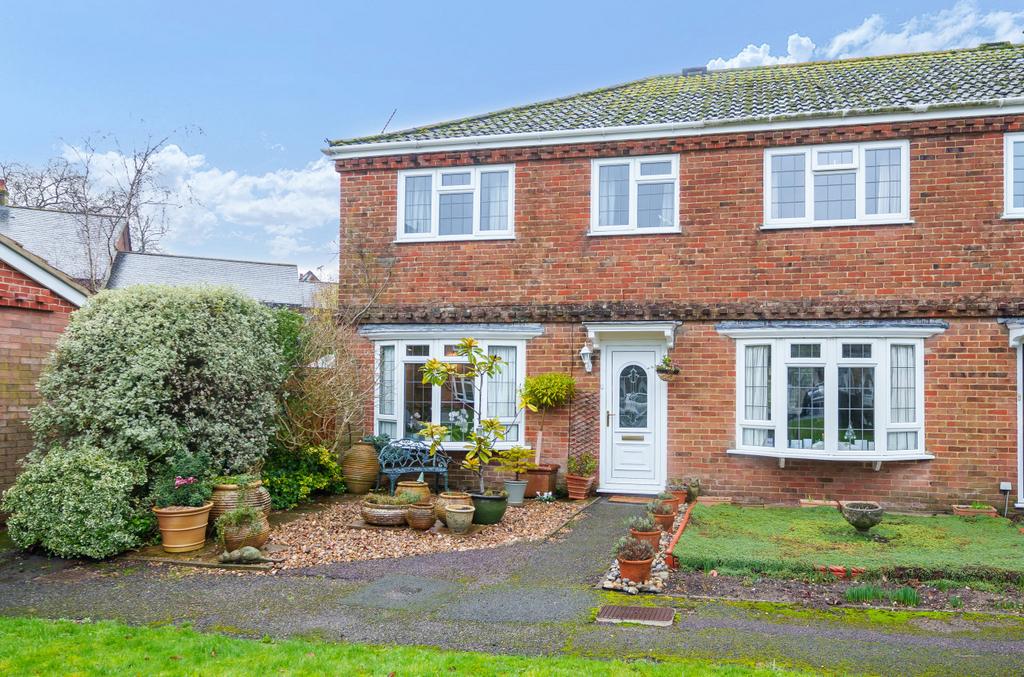 Riverside Gardens, Romsey, Hampshire... 3 bed end of terrace house £