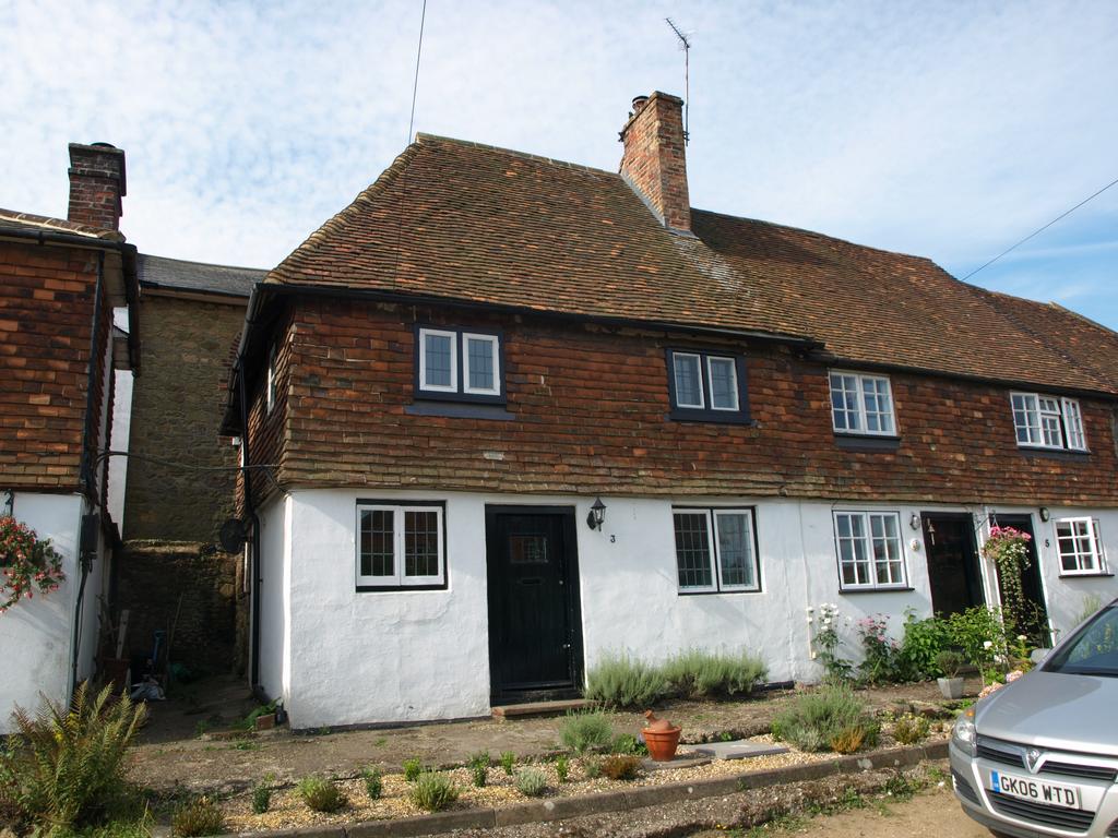 Duncans Yard, Westerham TN16 2 bed end of terrace house to rent £1,350 pcm (£312 pw)