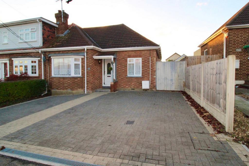 Brackendale Avenue, Basildon, SS13 2 bed bungalow £1,320 pcm (£305 pw)