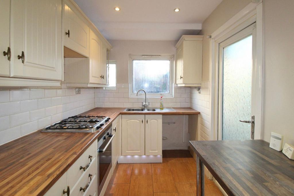 Brackendale Avenue, Basildon, SS13 2 bed bungalow £1,320 pcm (£305 pw)