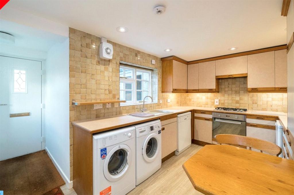 Thorner, Leeds LS14 3 bed detached house to rent £1,395 pcm (£322 pw)